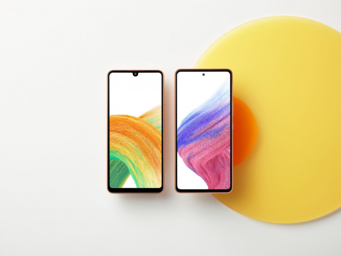 Die Frontkamera sitzt beim Galaxy A33 in einer Notch, beim Galaxy A53 in einem Loch im Display.
